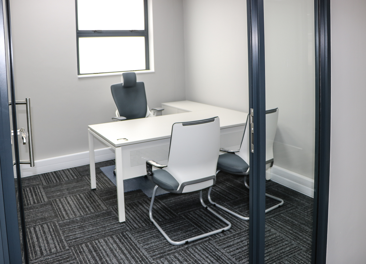 Evolution manager desk with side storage - Image 2