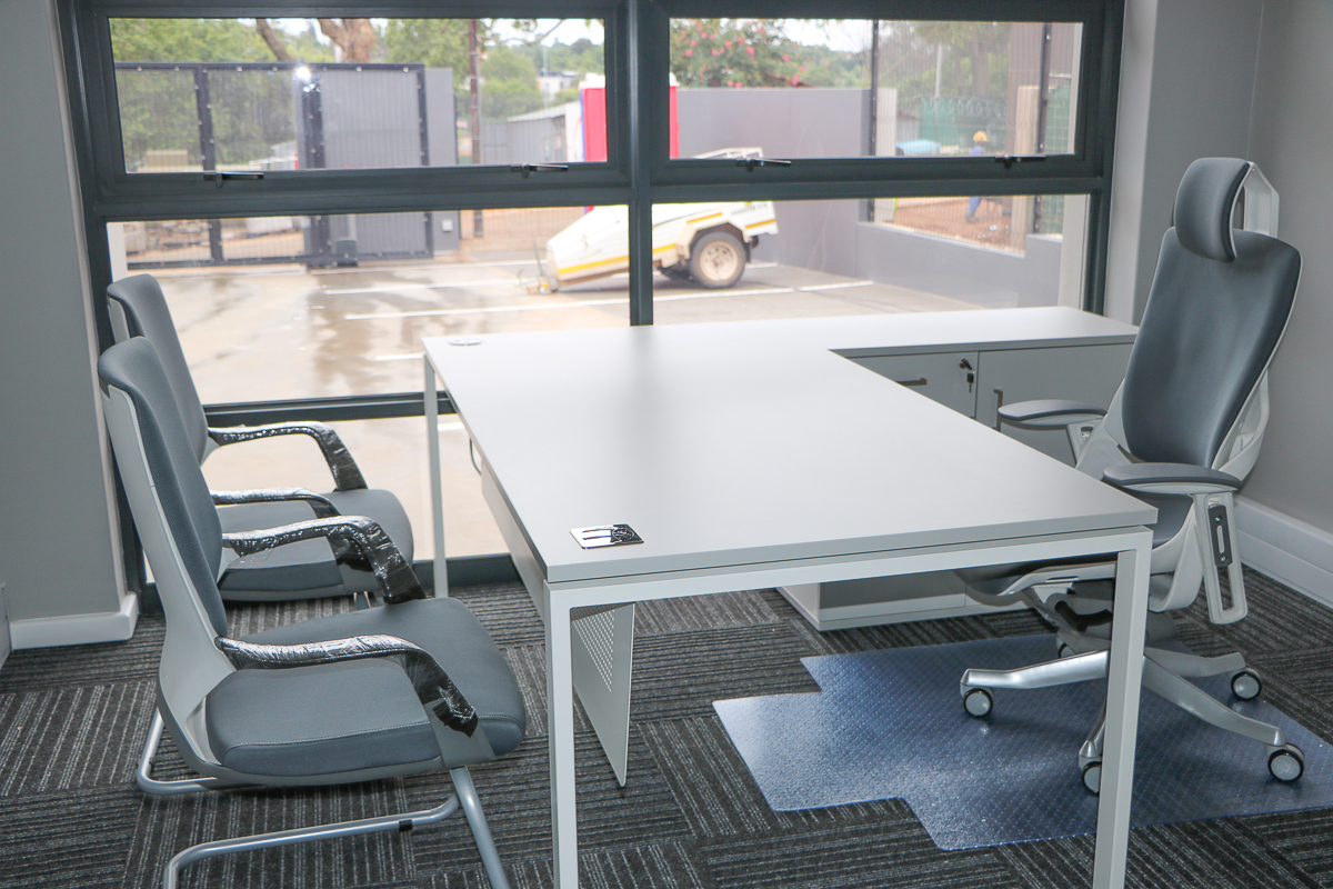 Evolution manager desk with side storage - Image 3